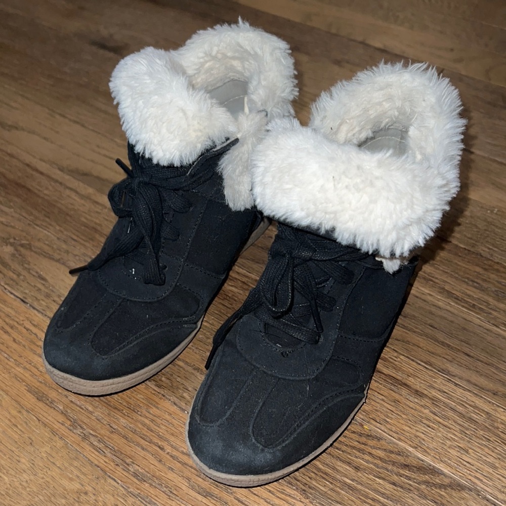 Furry ankle boot wedges 🖤🤍